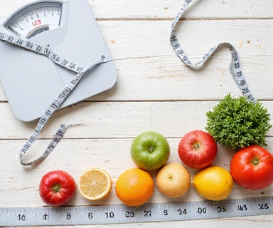 Ilustrace programu hubnutí s váhou a zdravým jídlem